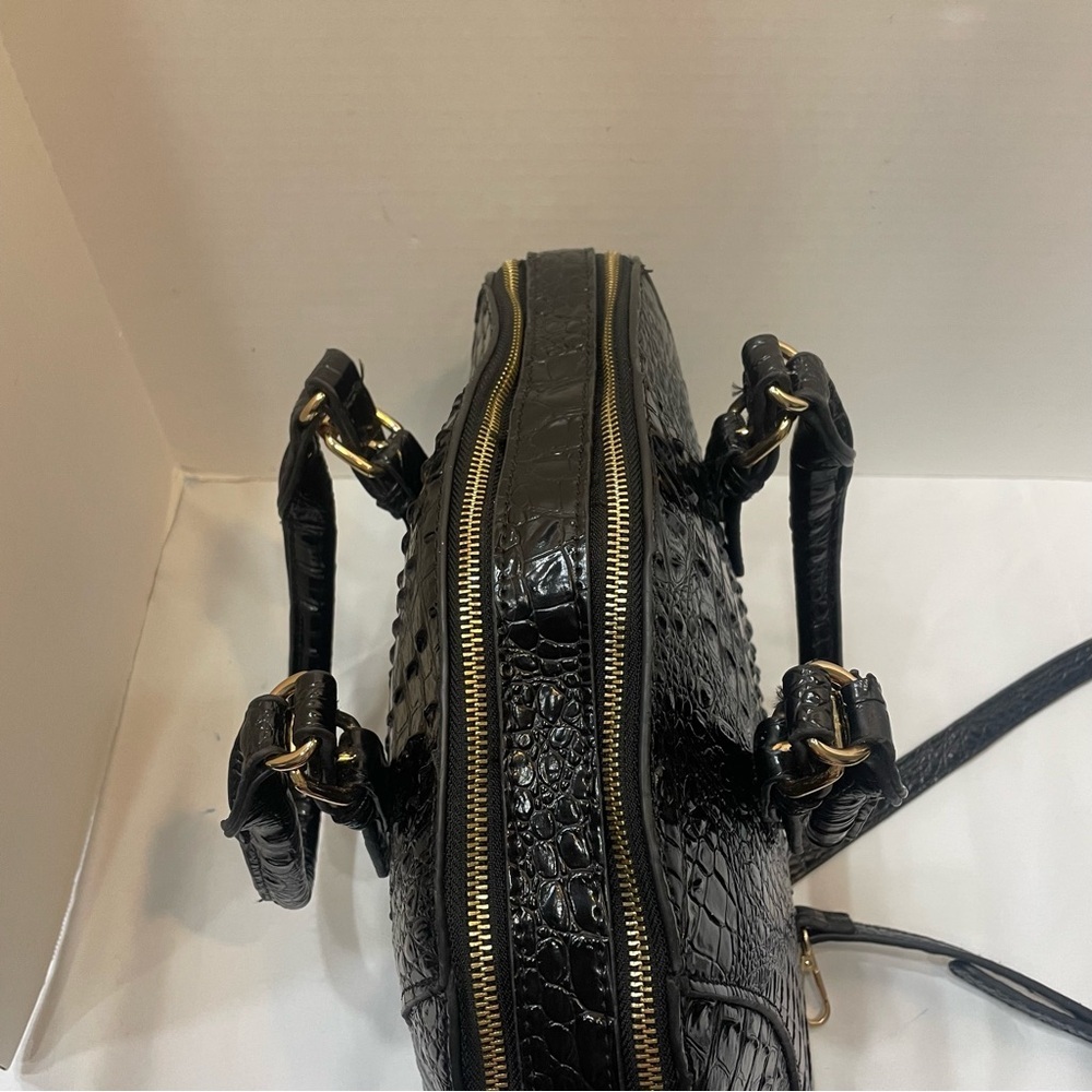 Elegant Black Crocodile-Embossed Women's Handbag. PVC. Dome. Double zip. Used. - Picture 5 of 16